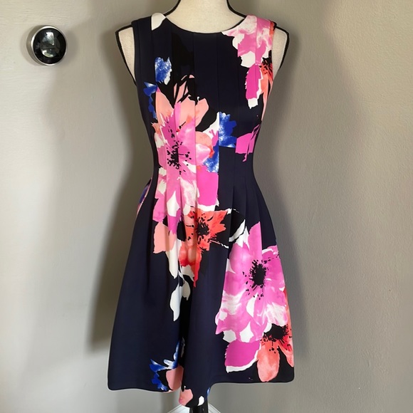 Vince Camuto Dresses & Skirts - Vince Camuto neoprene floral dress with pockets